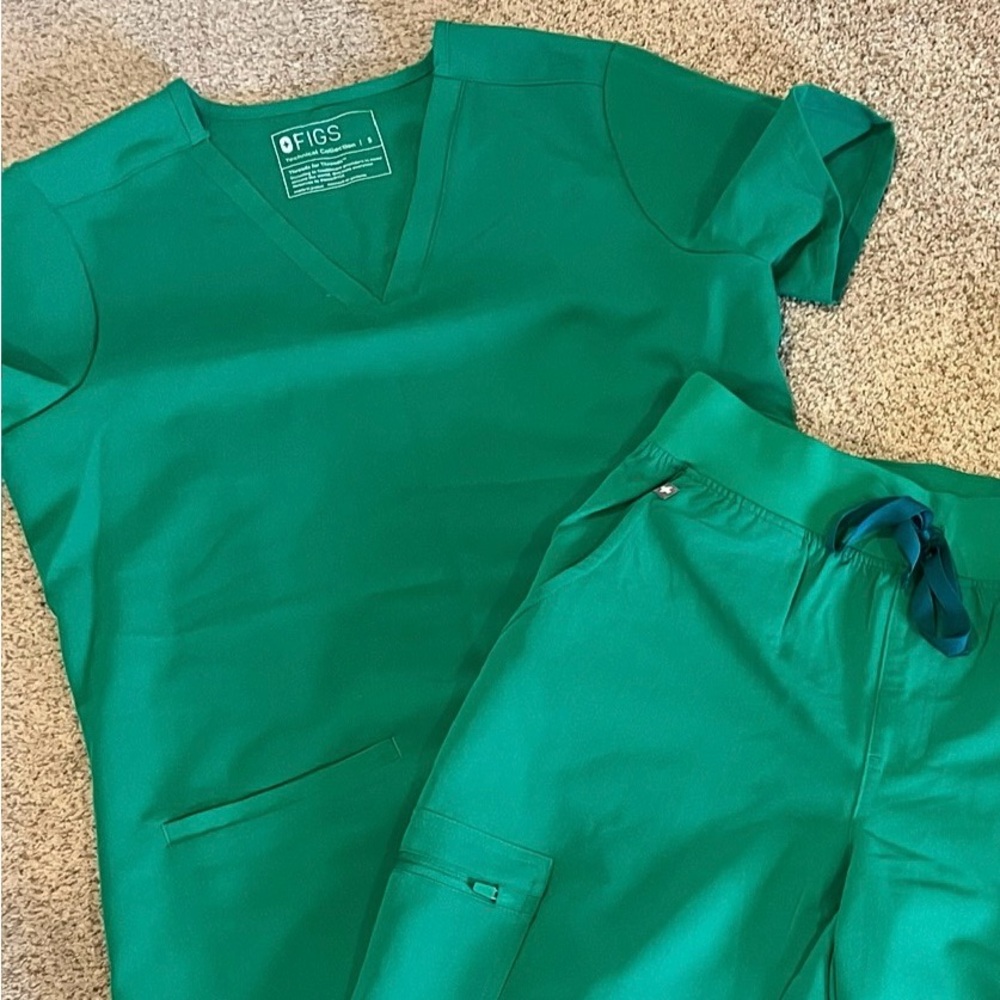 NWOT Figs evergreen Casma 3 pocket shirt.
